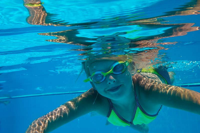 Usas gafas para nadar en piscina o aguas abiertas? Analizamos al detalle 2  modelos de Zone3